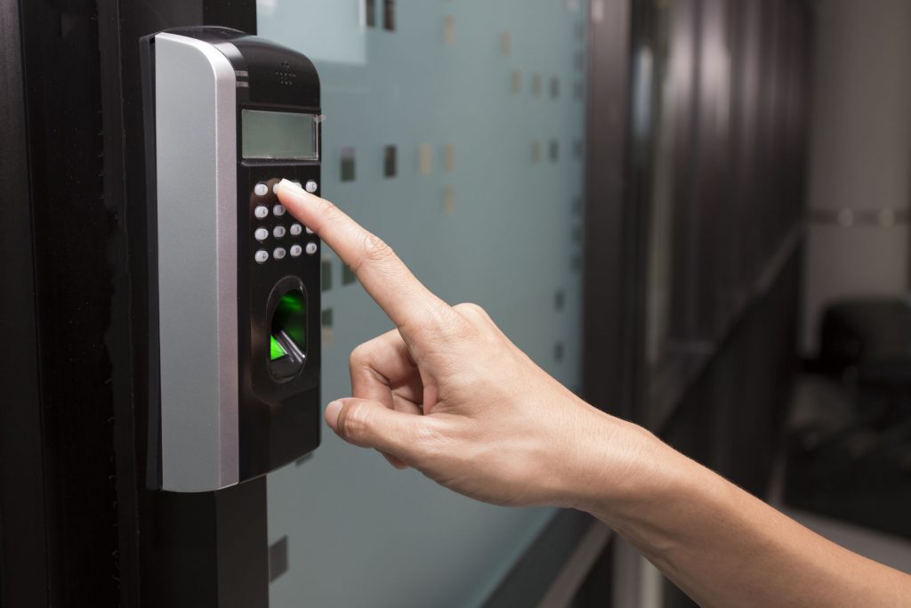 Control de acceso para puertas controlados por tarjetas, huellas o claves.